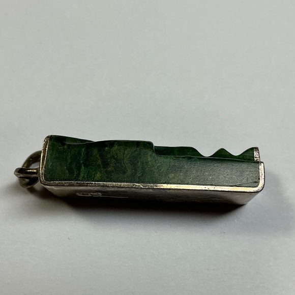 Sterling Silver & carved green Jade warrior face pendant. 1 inch long - Picture 4 of 9